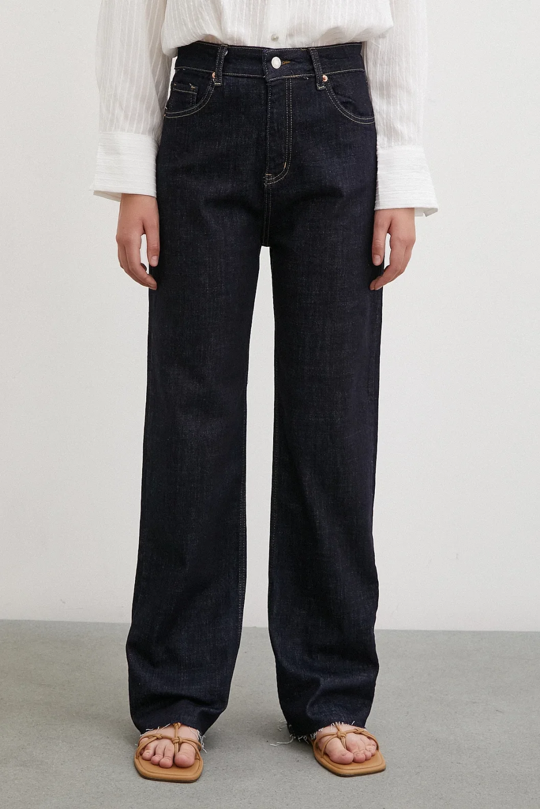 خمسة جيوب، جينز بقَصَة مستقيمة، لون أزرق داكن