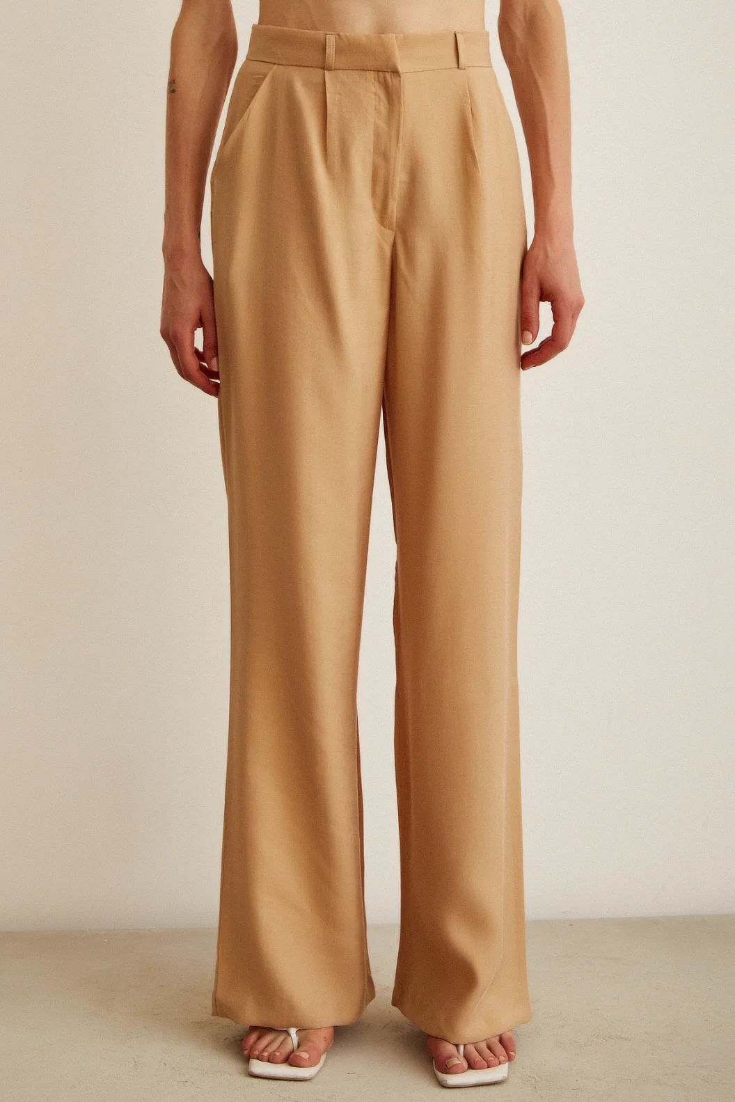 Hoch sitzende Hose mit weitem Beinschnitt in Kamel