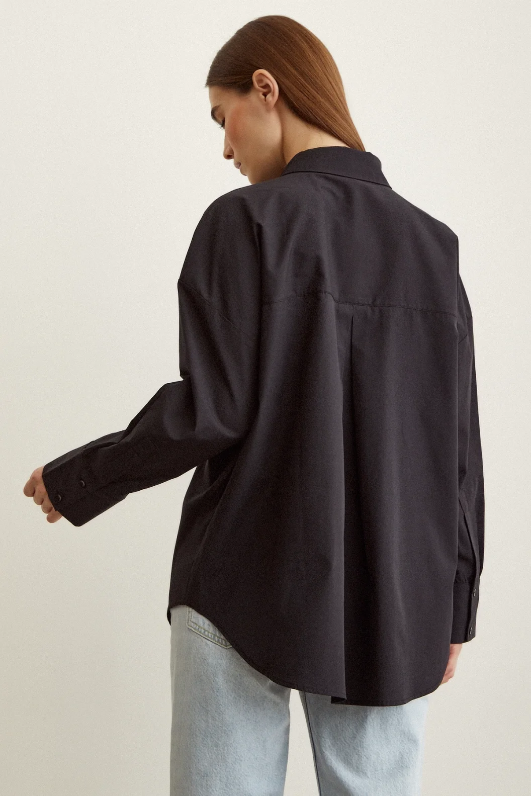 قميص بوبلين بتفاصيل حجرية أسود