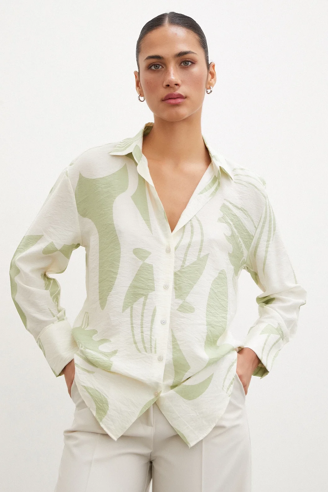 قميص مودال بياقة V أخضر