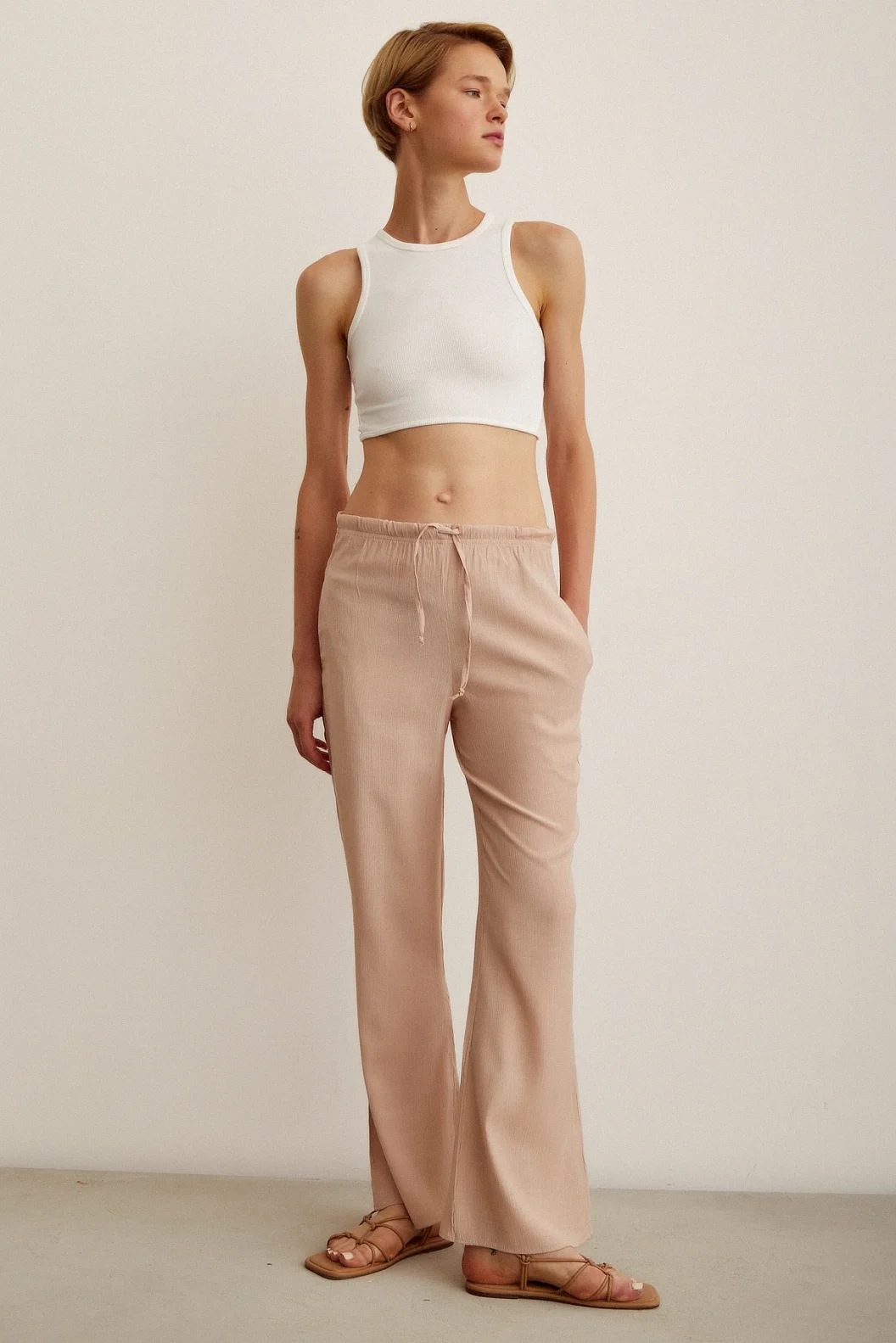 Hoch taillierte Hose mit elastischem Bund in Puderfarbe