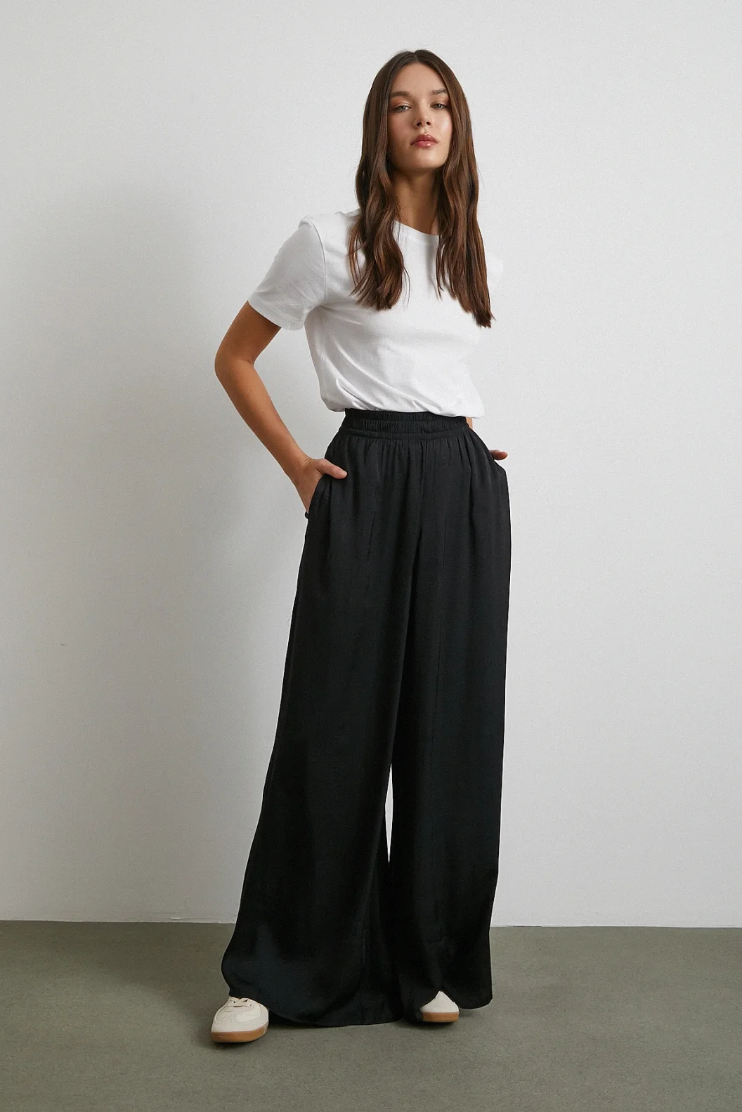 Beli Lastikli Dökümlü Geniş Paça Pantolon Siyah