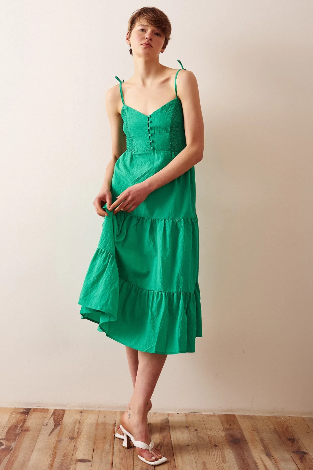 Grünes Kleid mit geraffter Rückenpartie