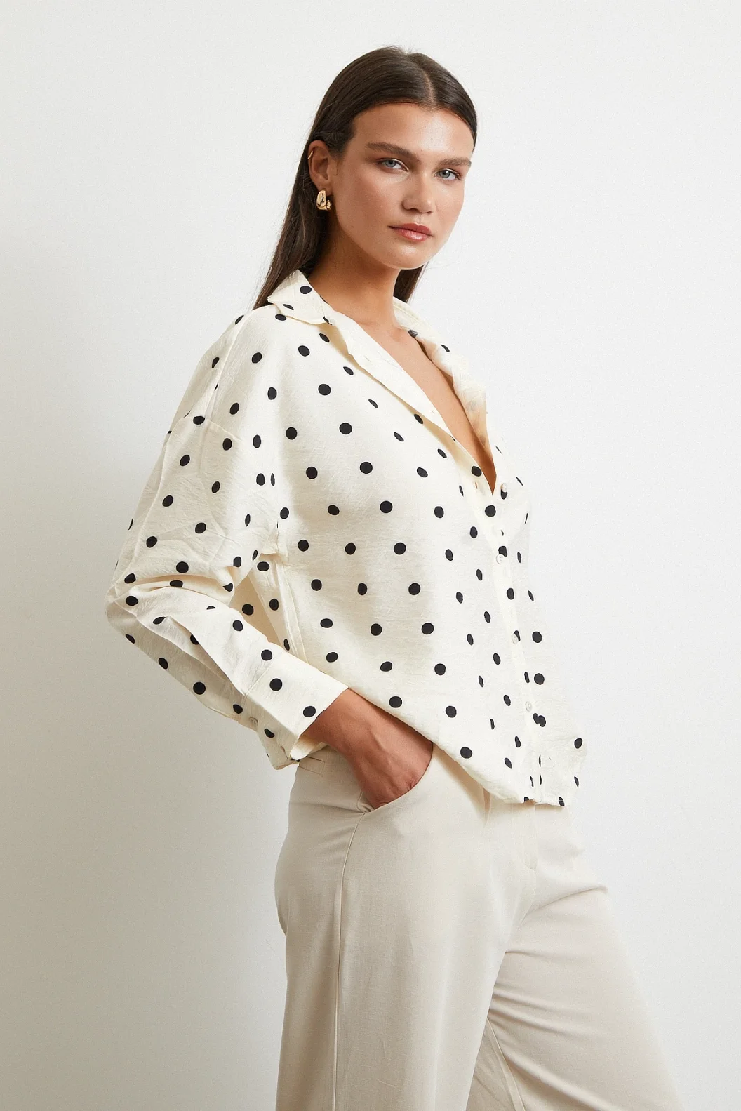 قميص كبير بنقاط سوداء