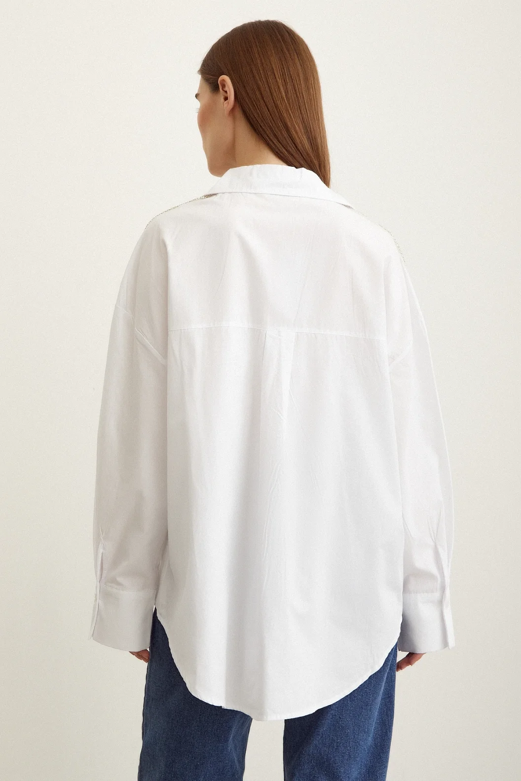 Schlichtes Oversize-Shirt mit Perlen-Detail auf der Schulter in Weiß