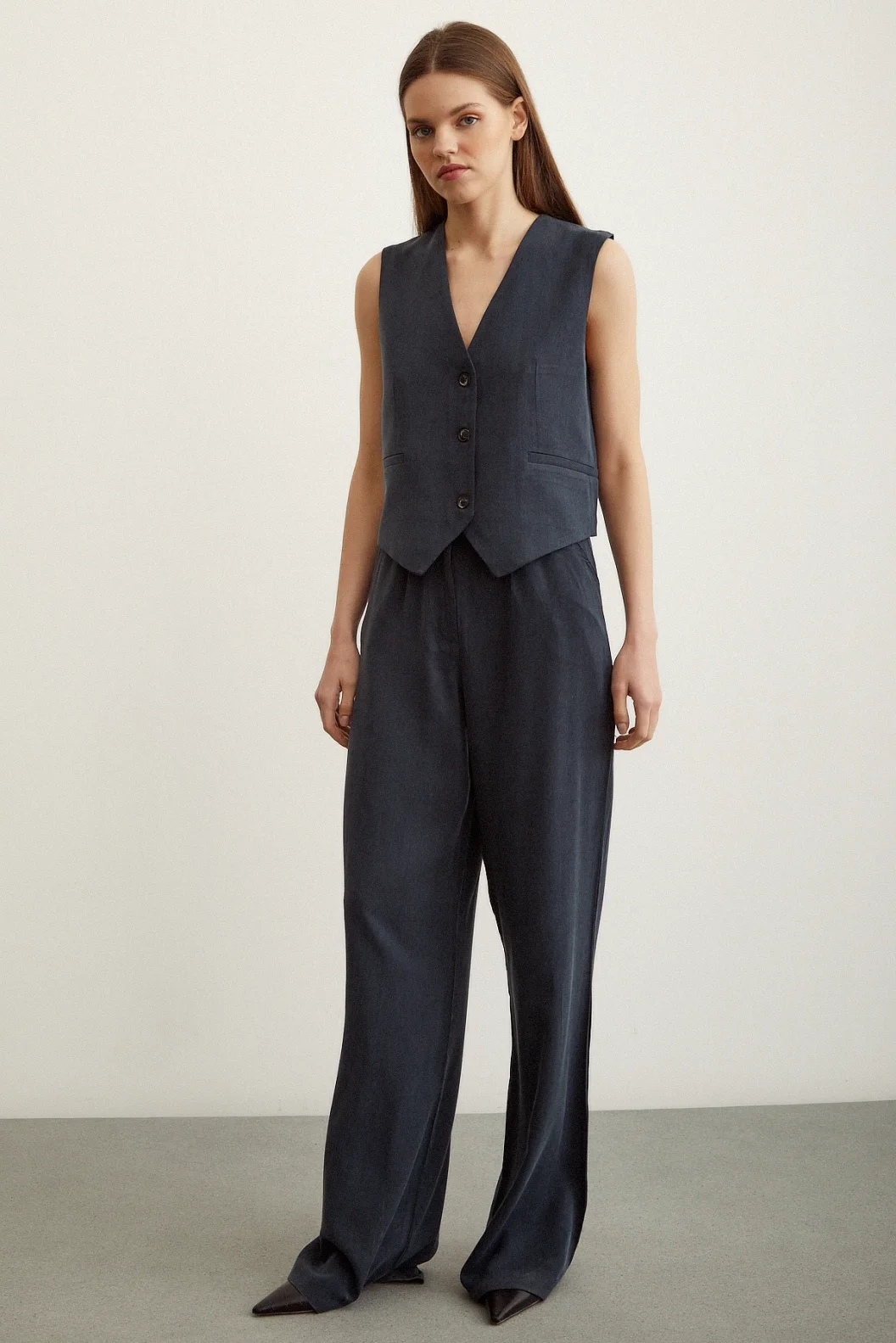 بنطال واسع الساق لونه أزرق داكن