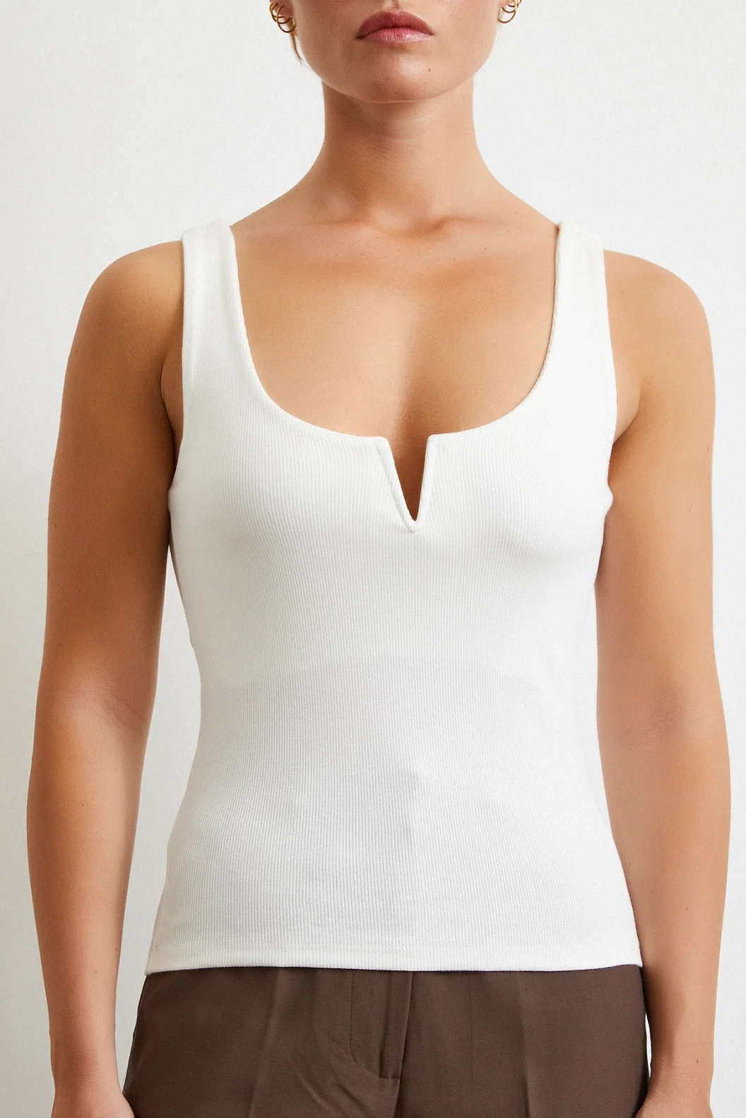 V Demirli قمة بيضاء