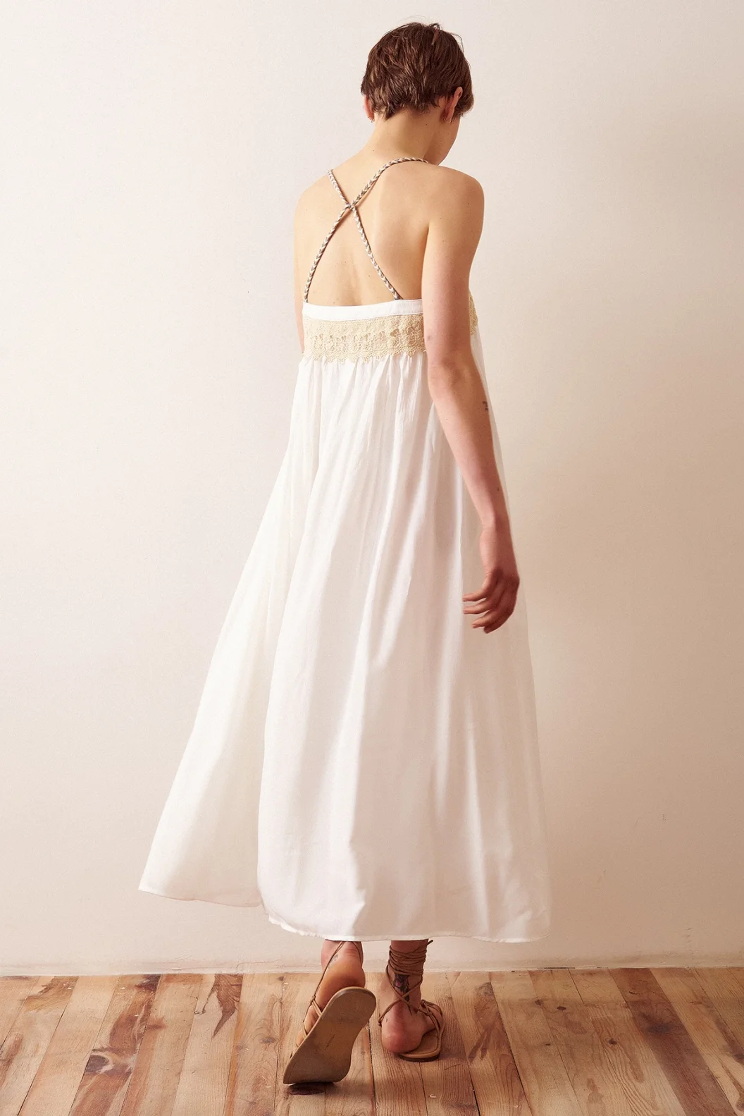 فستان فضفاض بحمالات وتفاصيل دانتيل باللون الأبيض