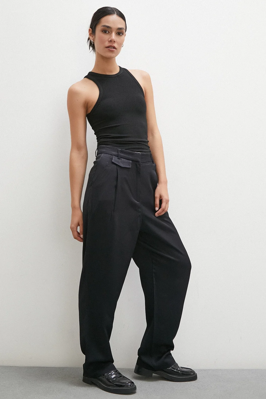 Schwarze klassische Hose mit Gürteldetails