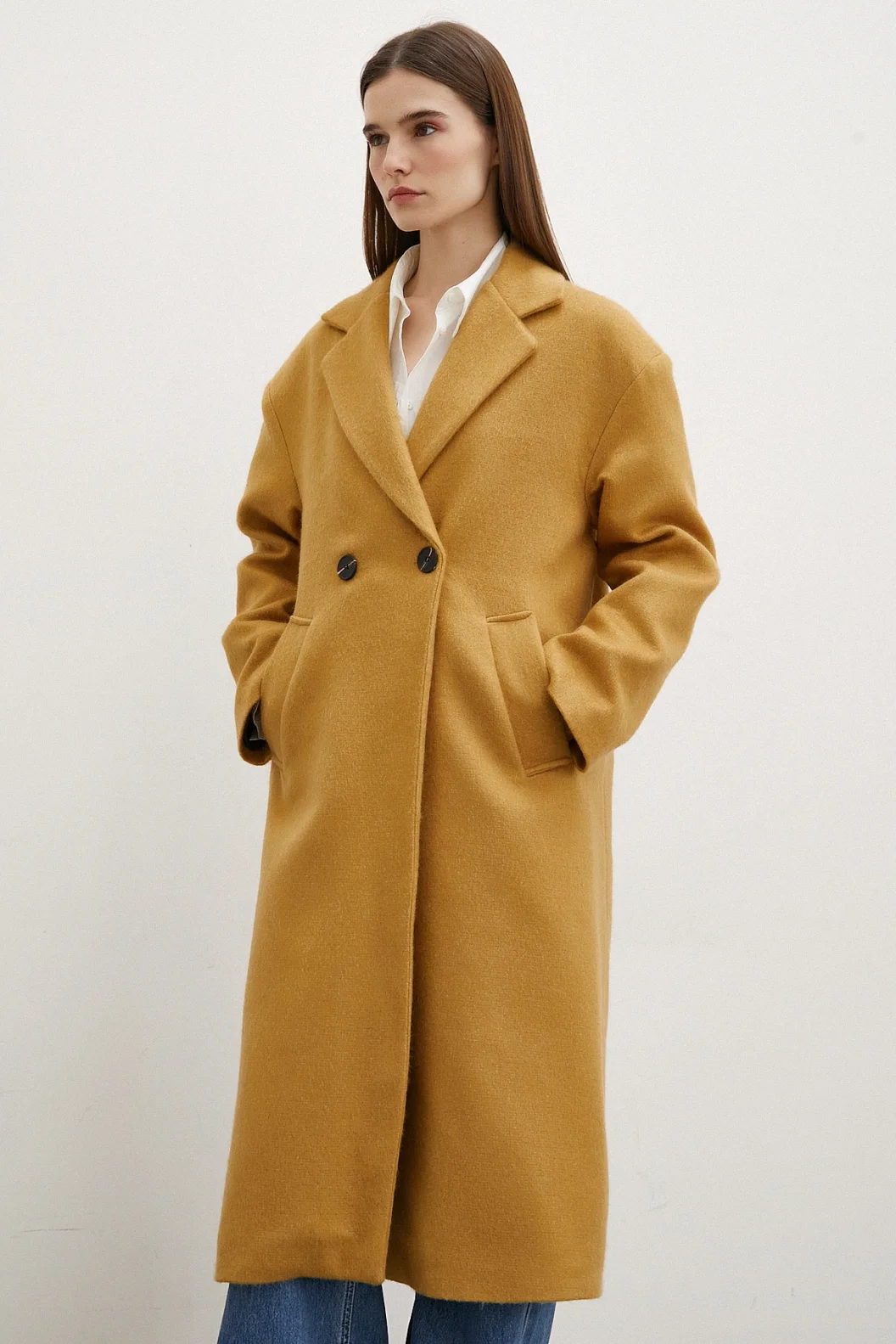 معطف صوفي متوسط ​​الحجم باللون البني