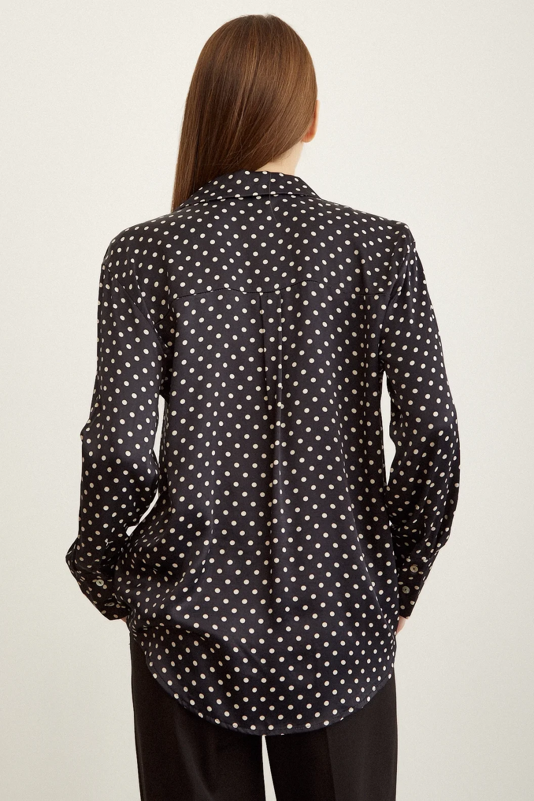 Punktartig gemustertes Satinhemd Schwarz