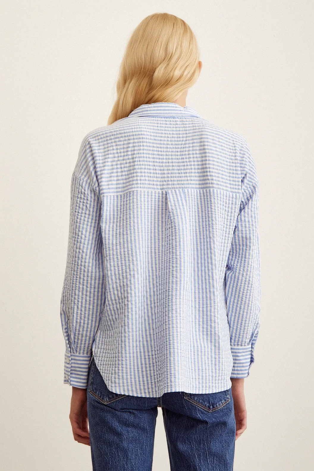 قميص مخطط أزرق