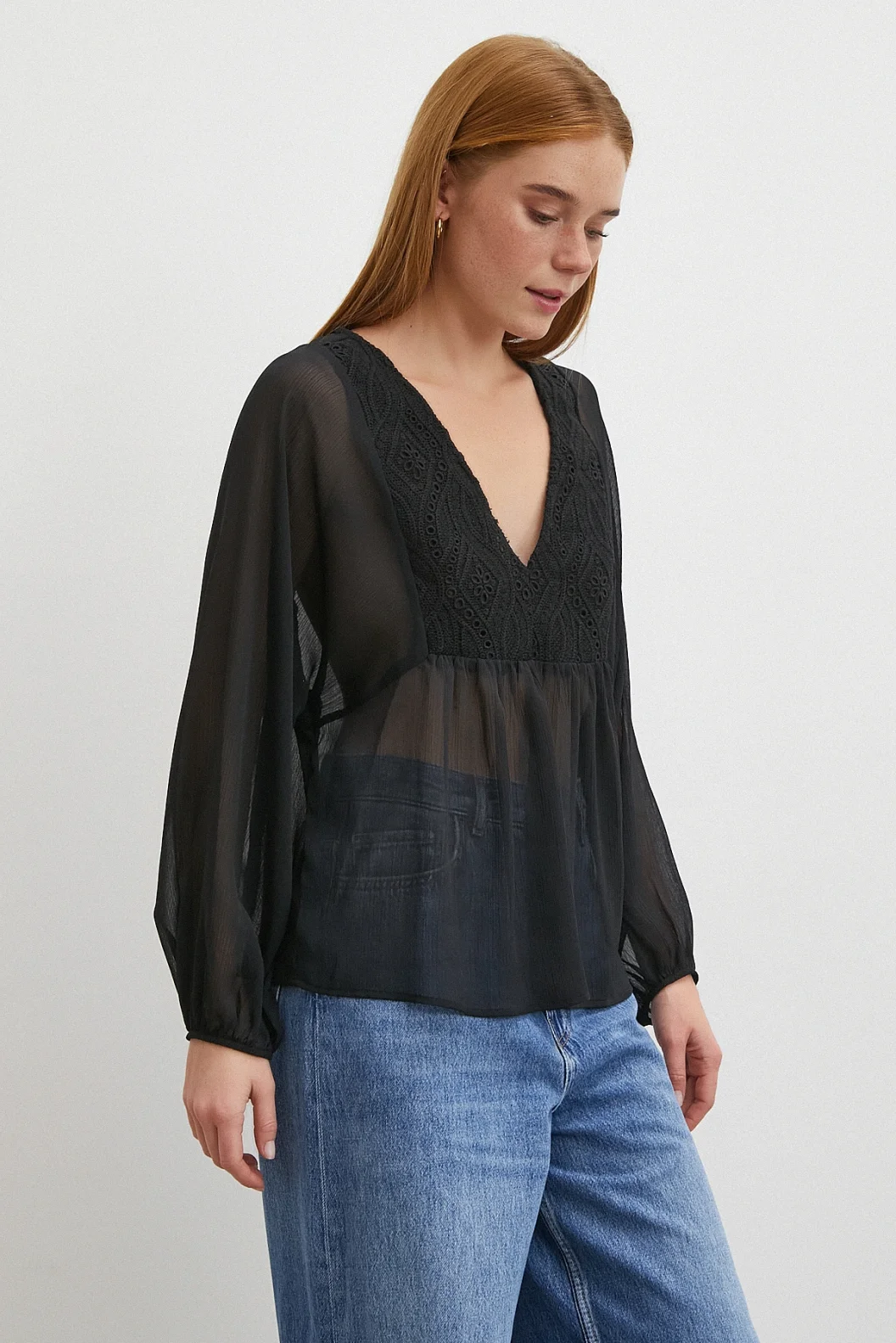 V-Ausschnitt, mit Spitze besetzte, transparente Bluse in Schwarz