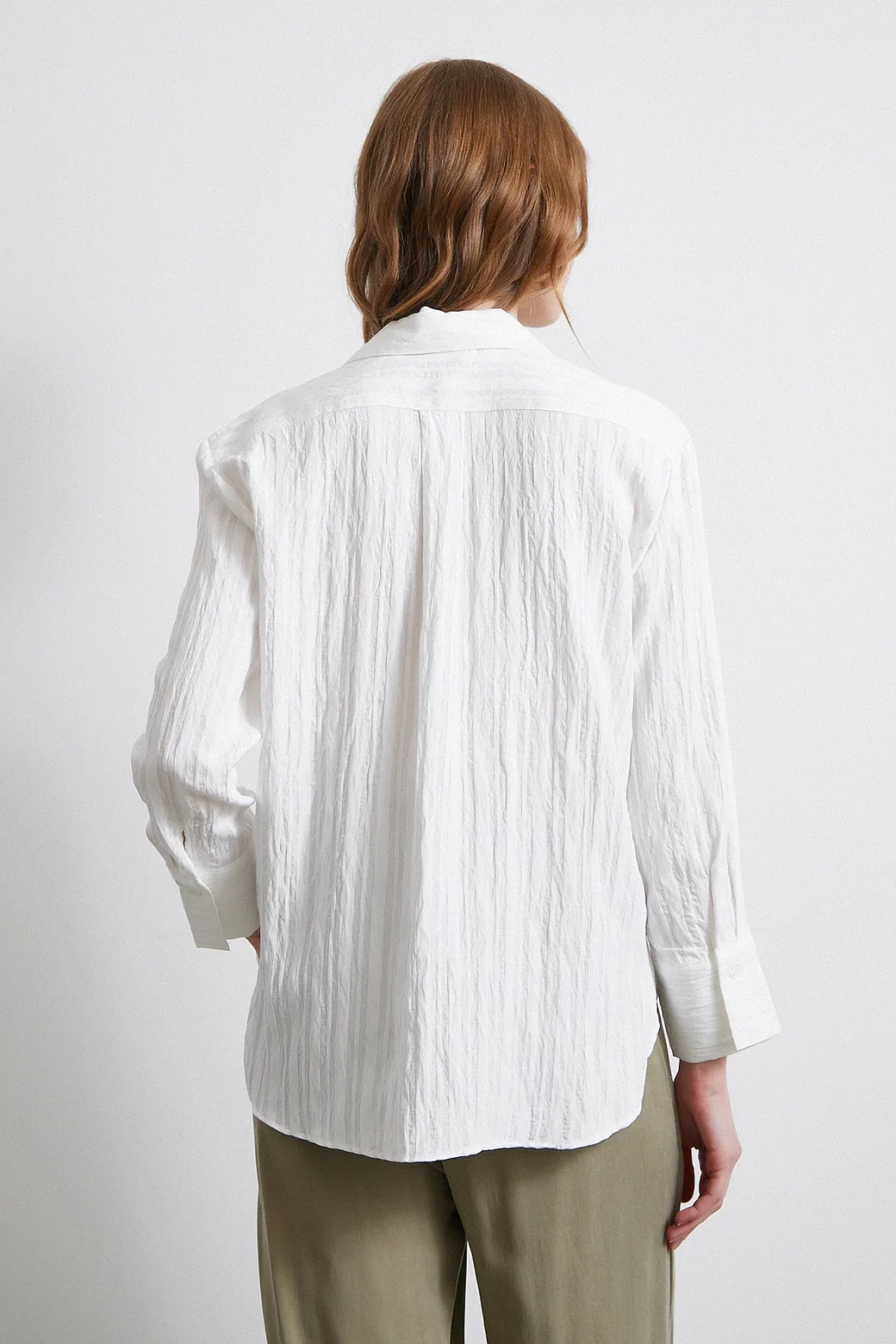 قميص مخطط بأزرار أبيض