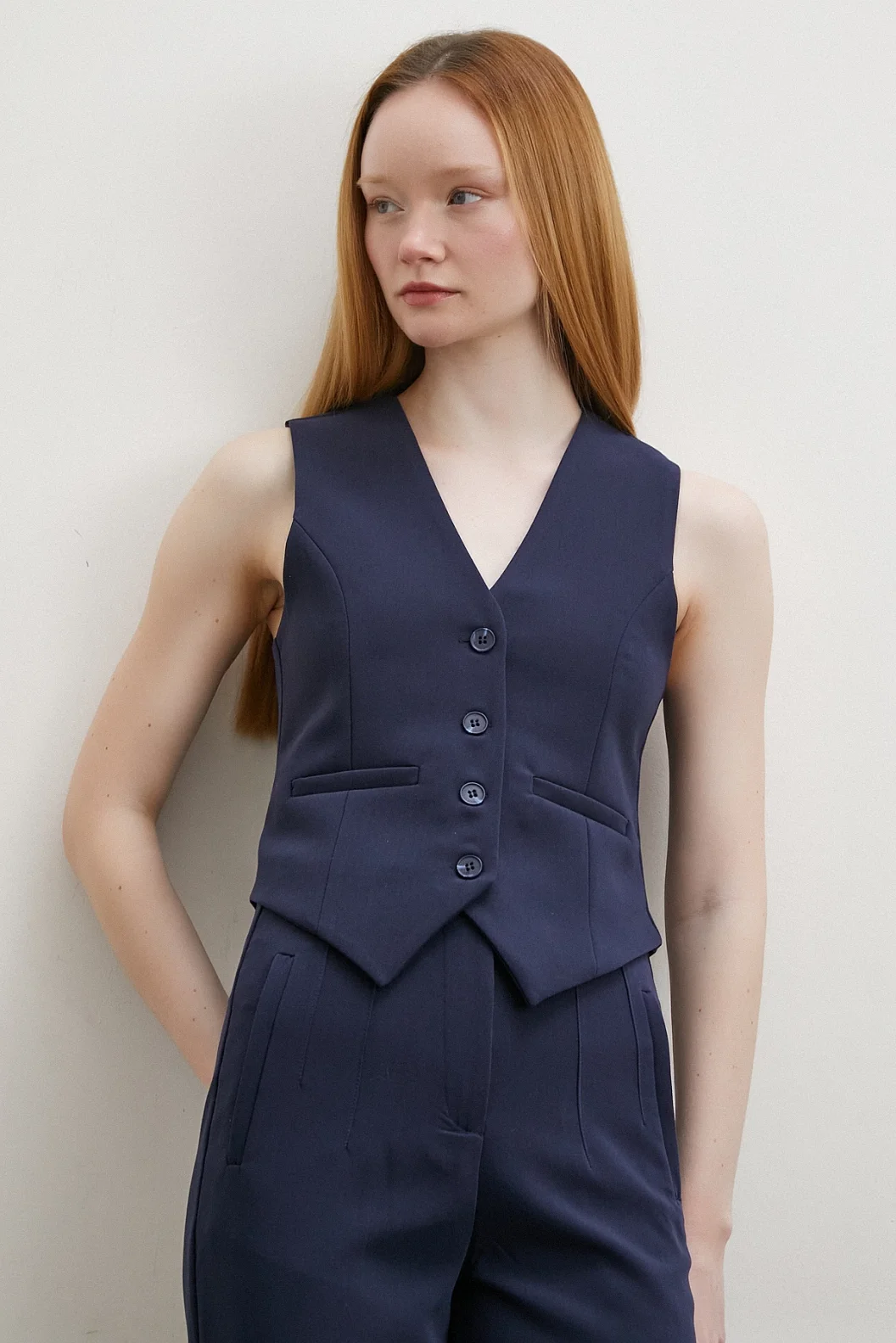 سترة بطبقة داخلية وياقة بلون أزرق داكن