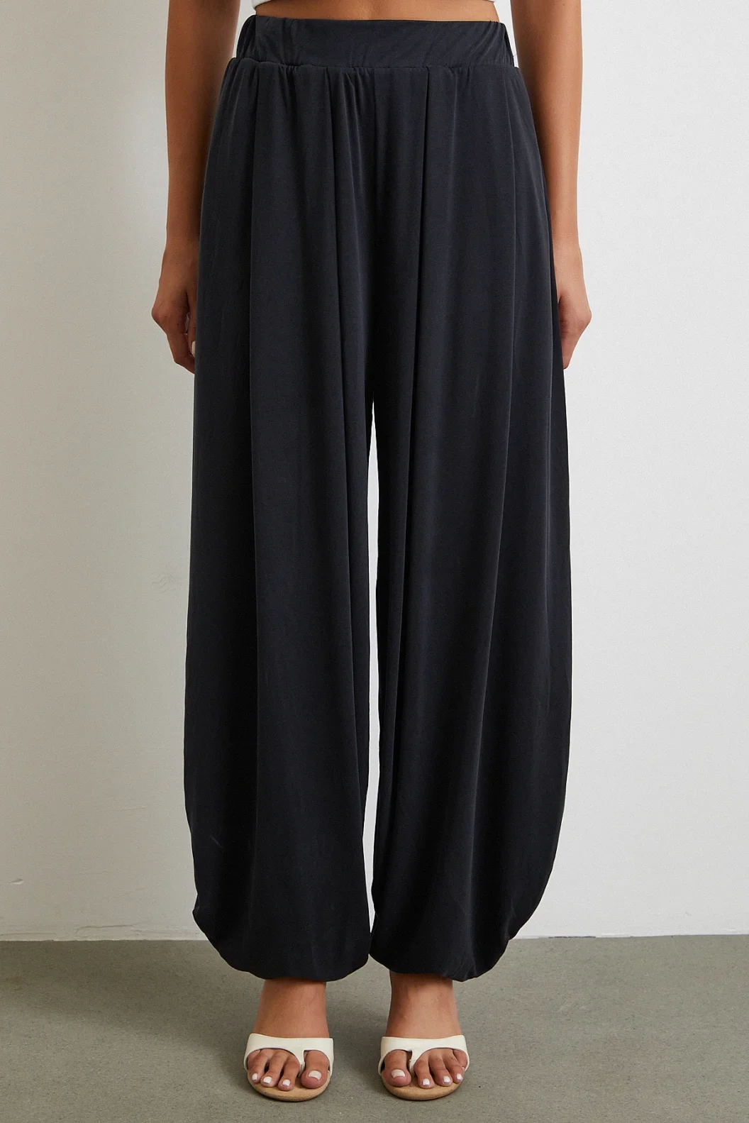 سروال مناسب مع تفاصيل الكاحل