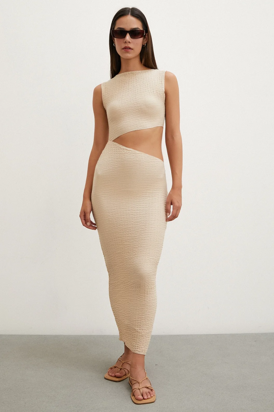 ثوب بيج مع شق صفر على الكتف