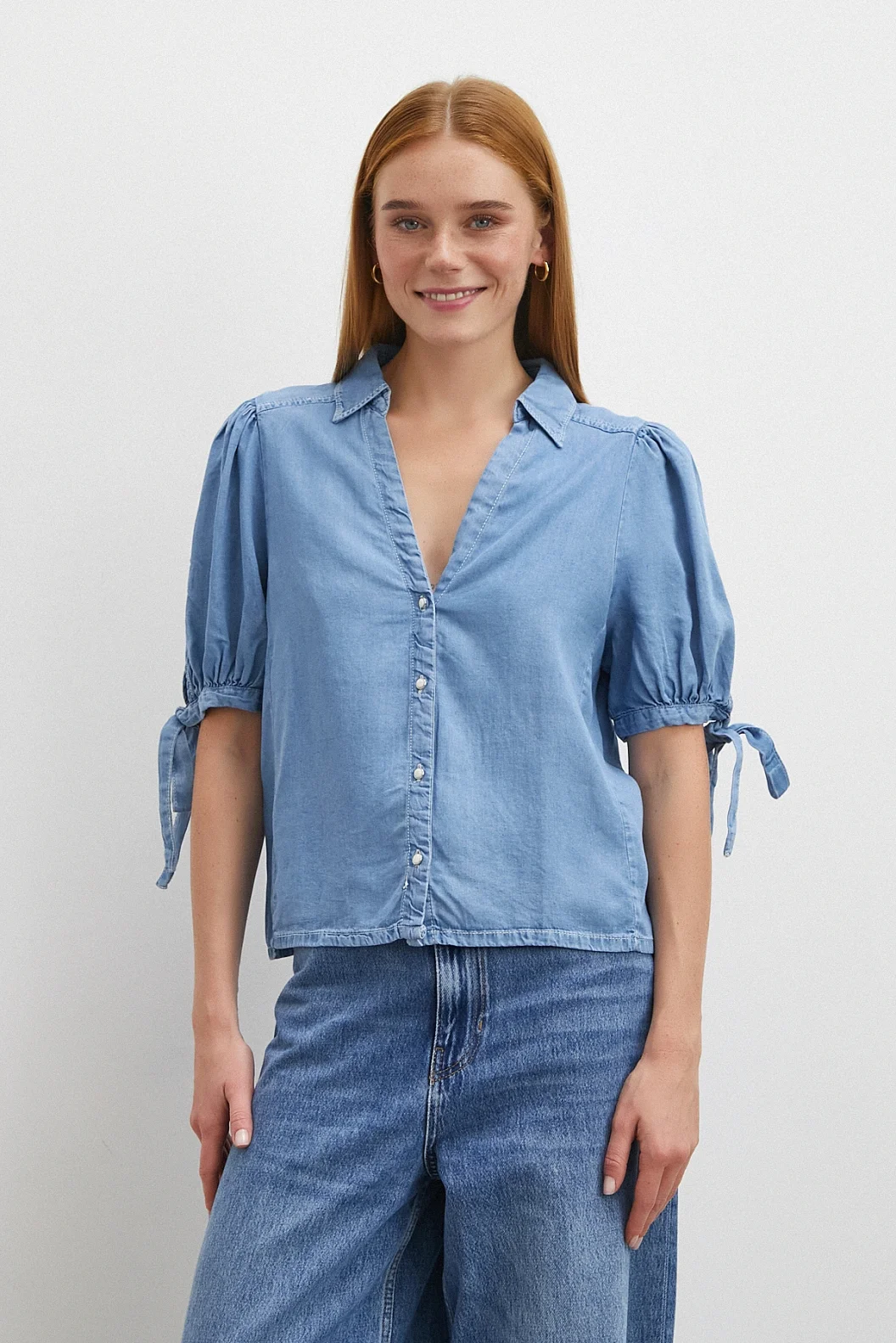 قميص بأكمام قصيرة برباط أزرق