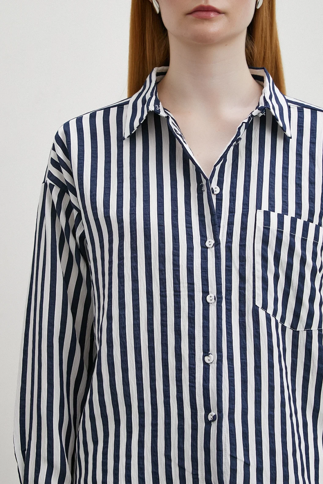 قميص متعدد الخطوط مع جيوب لون أزرق داكن