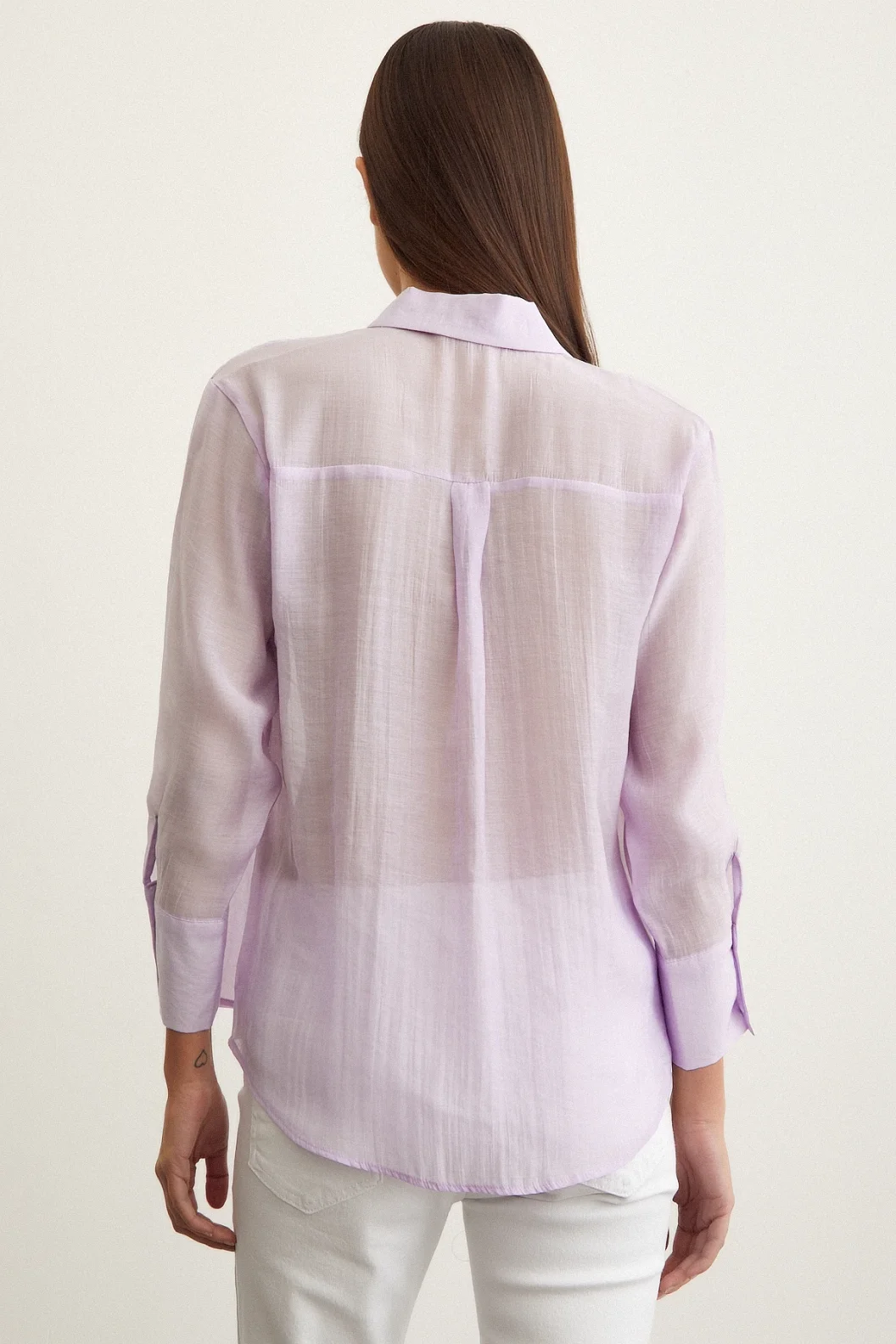 قميص بياقة على شكل V باللون البنفسجي