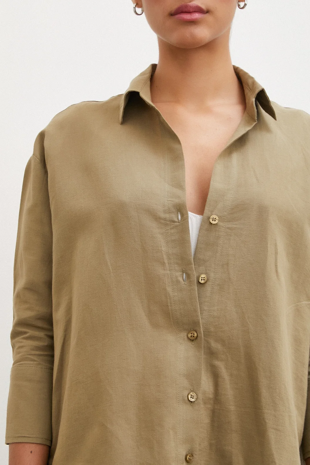 قميص غوص فقير ذو شقوق باللون الأخضر الزيتون