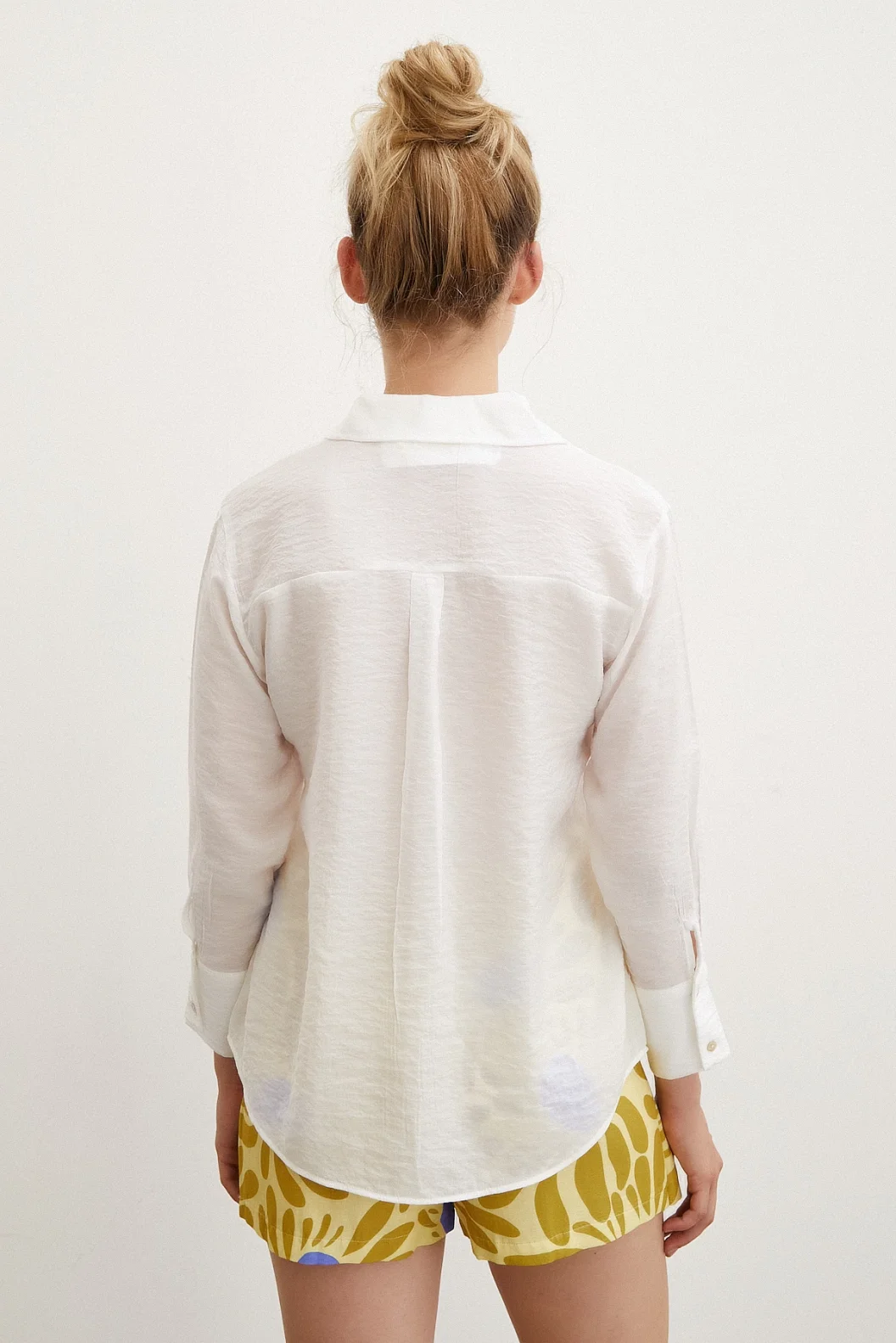 قميص أبيض برقبة V