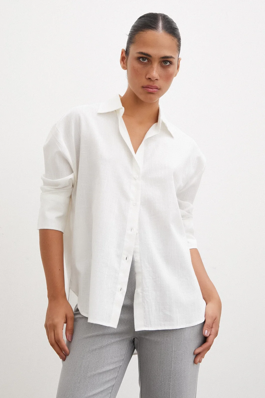 قميص كتان بأكمام واسعة باللون العاج