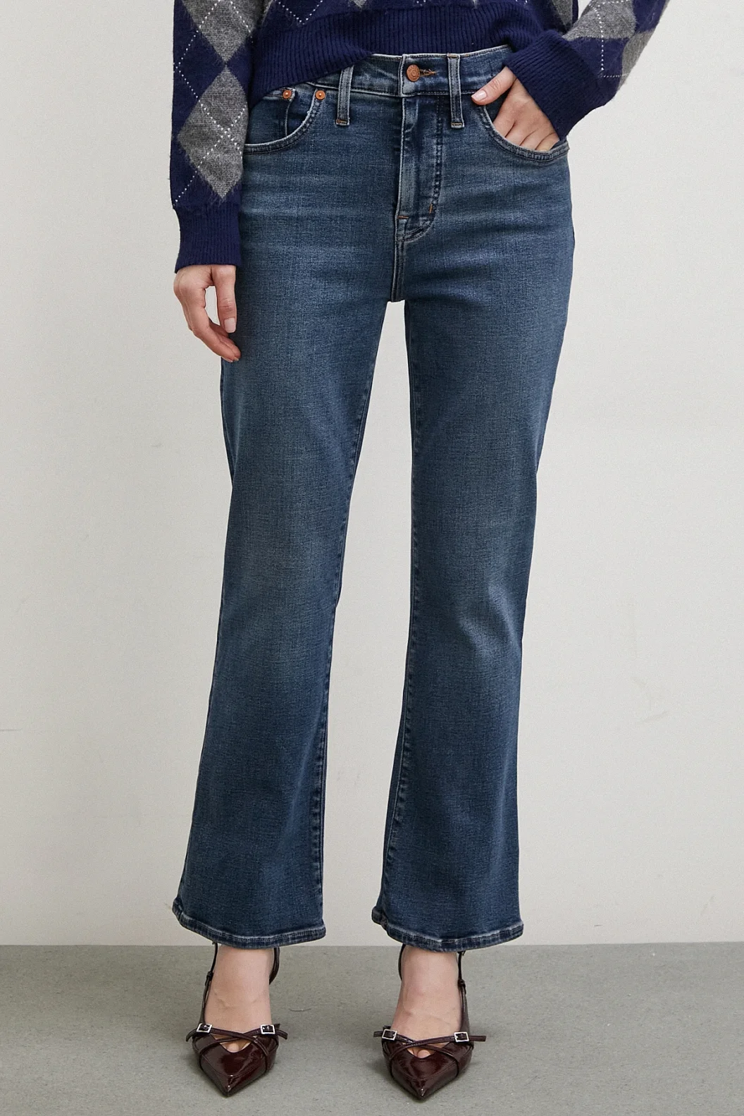 بنطلون جينز بطول الأنابيب الداكنة