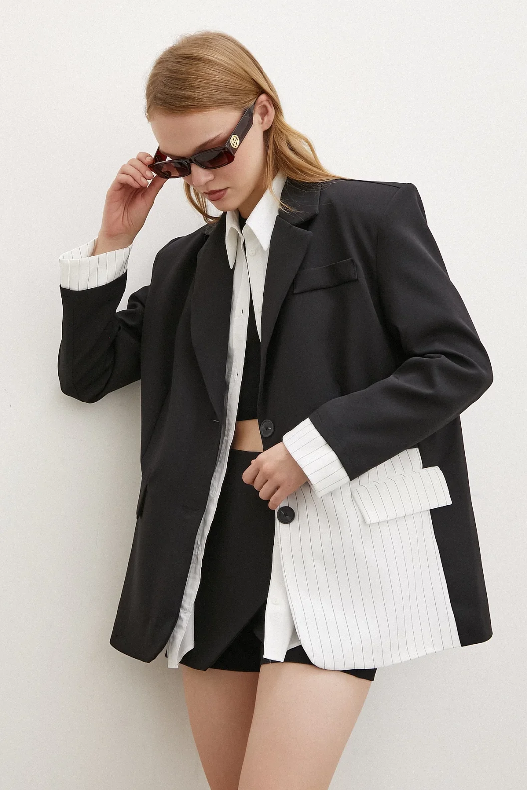 Linienbetonte Doppelknopf-Blazer mit Details in Weiß