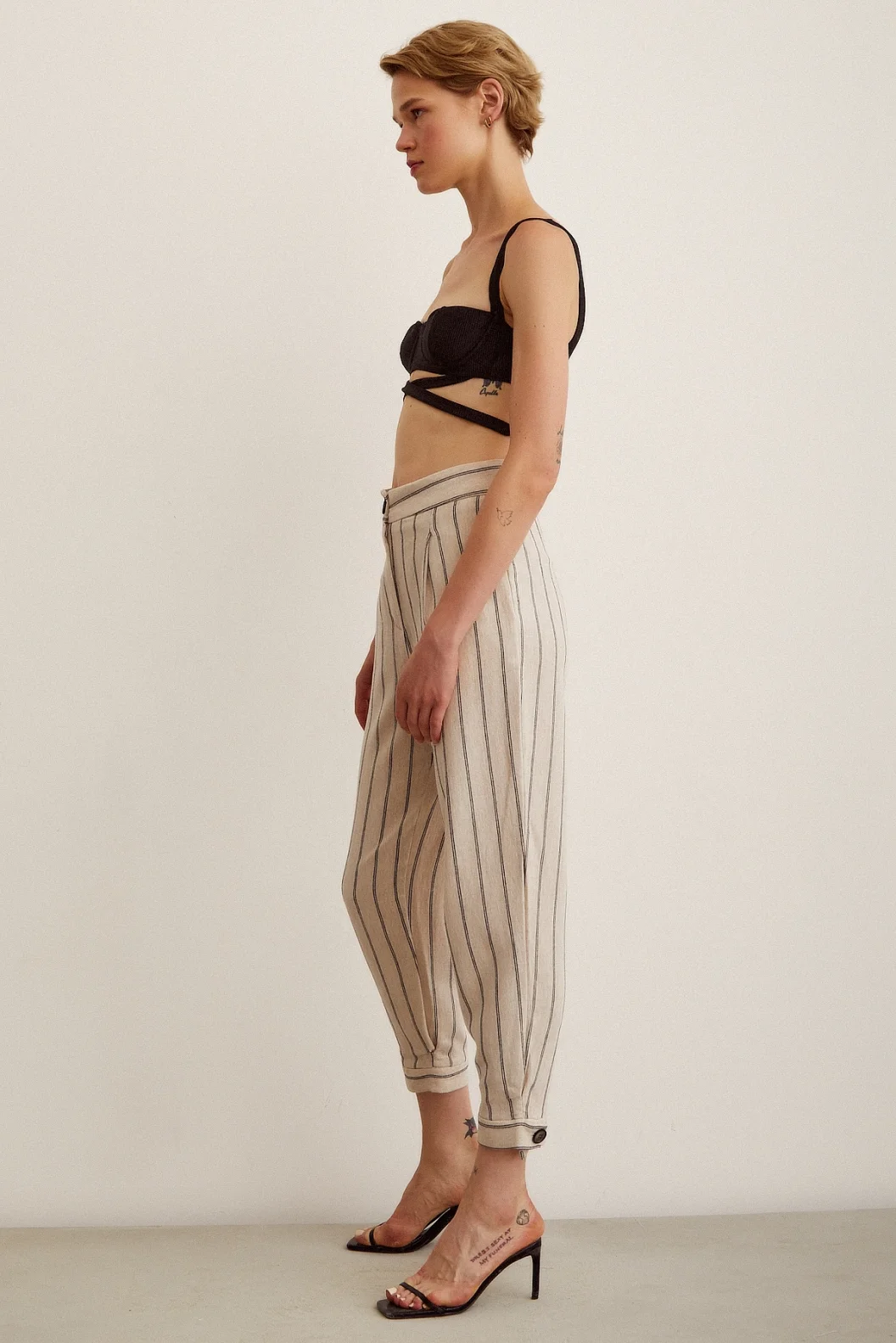 بنطال مخطط بأزرار أمامية باللون الإكري