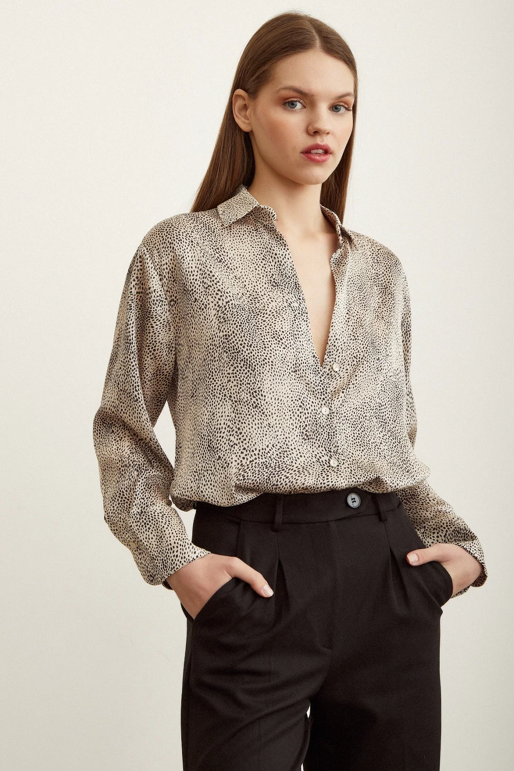 V-Ausschnitt gemusterte Satinbluse Stone