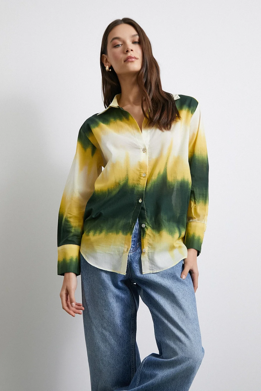 قميص بنقشة متدرجة باللون الأخضر