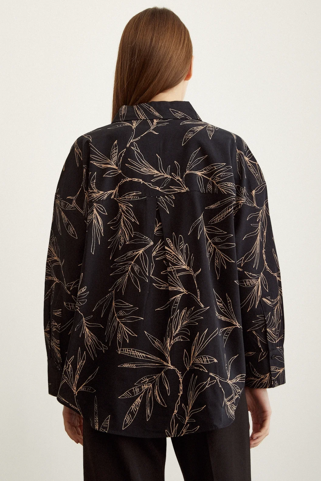 قميص بوبلين بنقشة زهور أسود