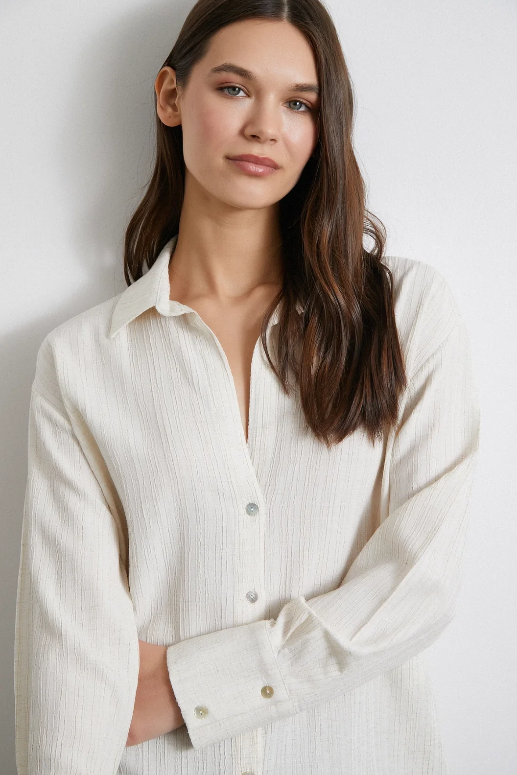 قميص مخطط ناعم بلون كريمي