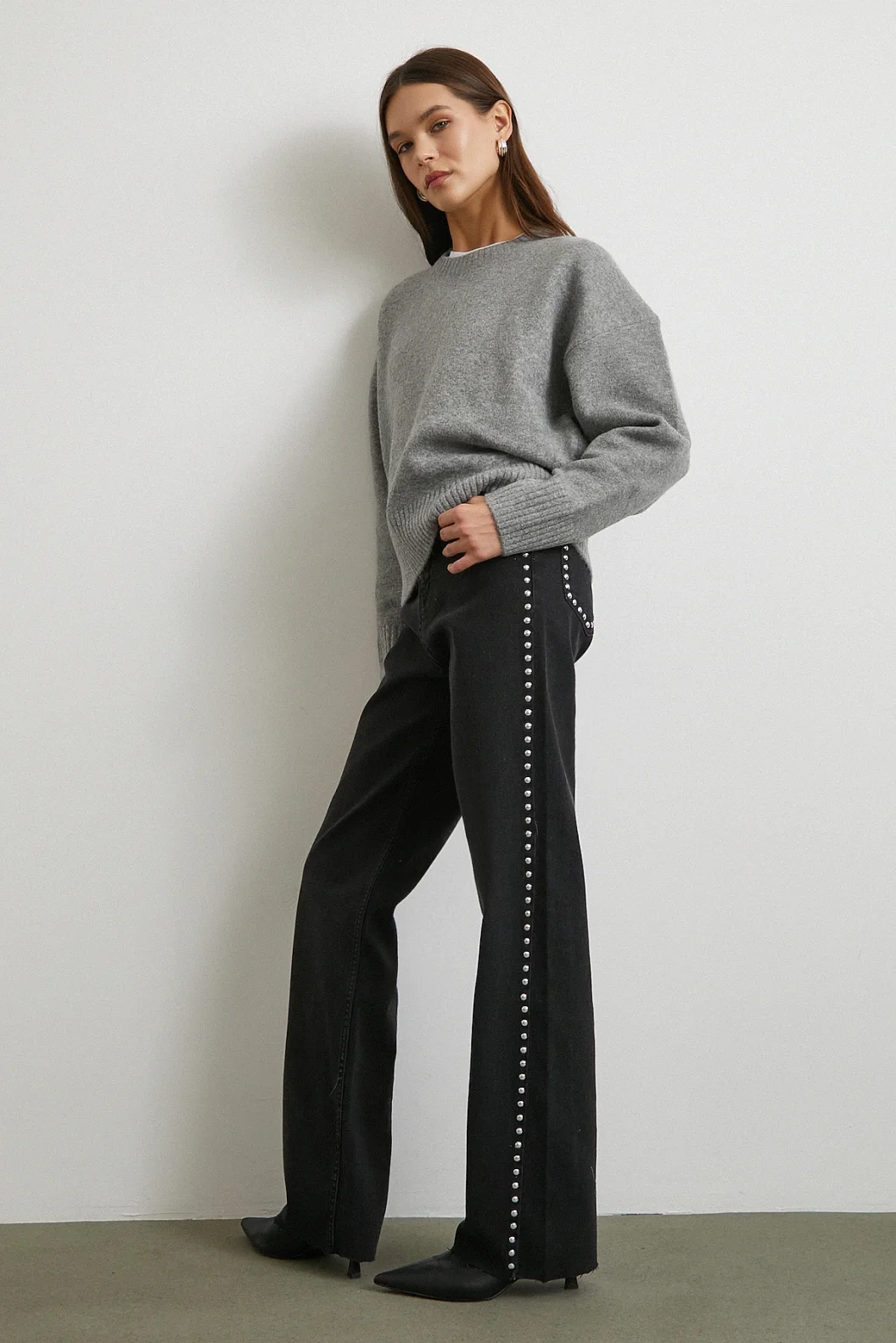 Taş İşlemeli Yüksek Bel Kesik Paça Jean Siyah