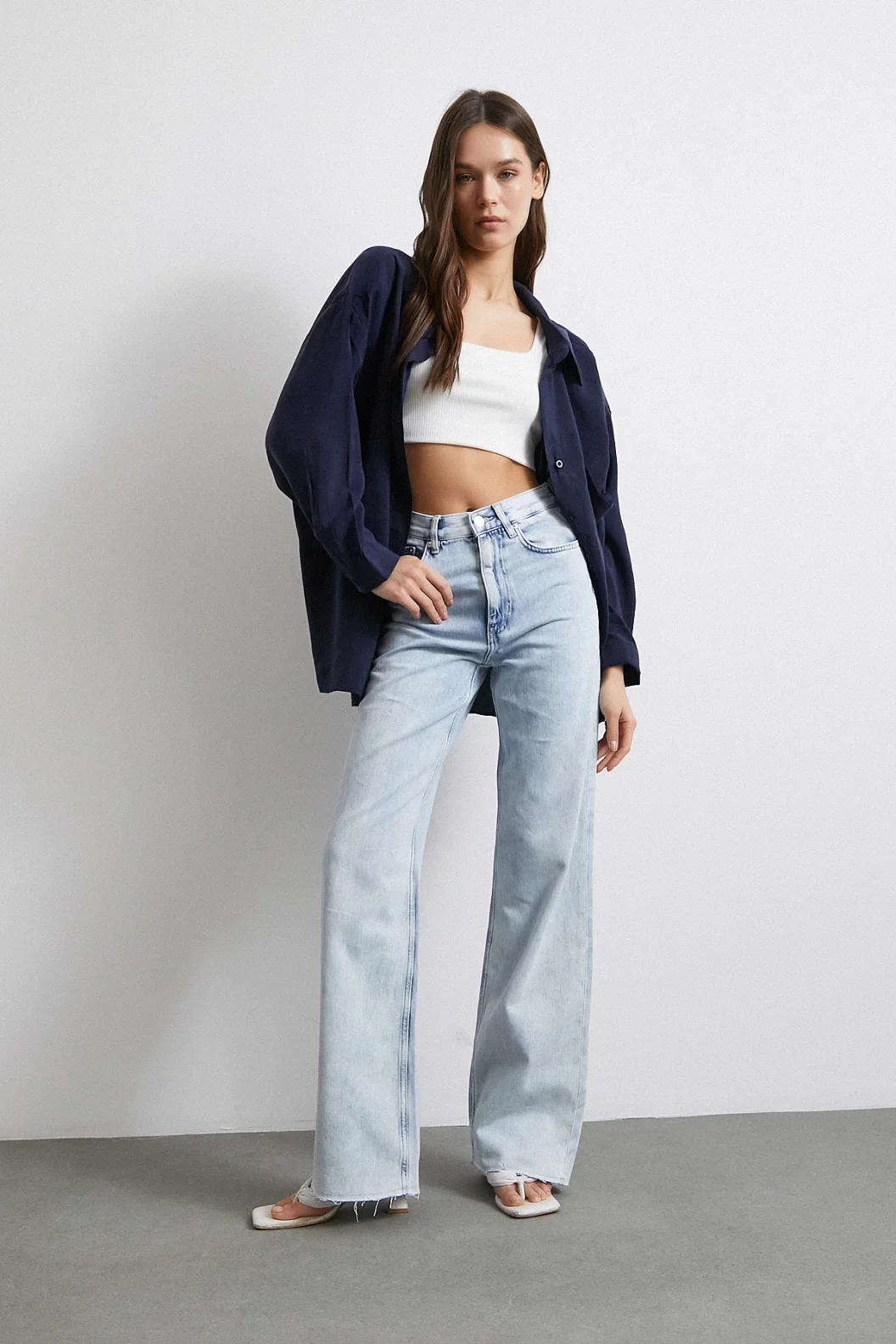 الجينز المقطع العالي مع لمسة ليكرا باللون الأزرق الجليدي