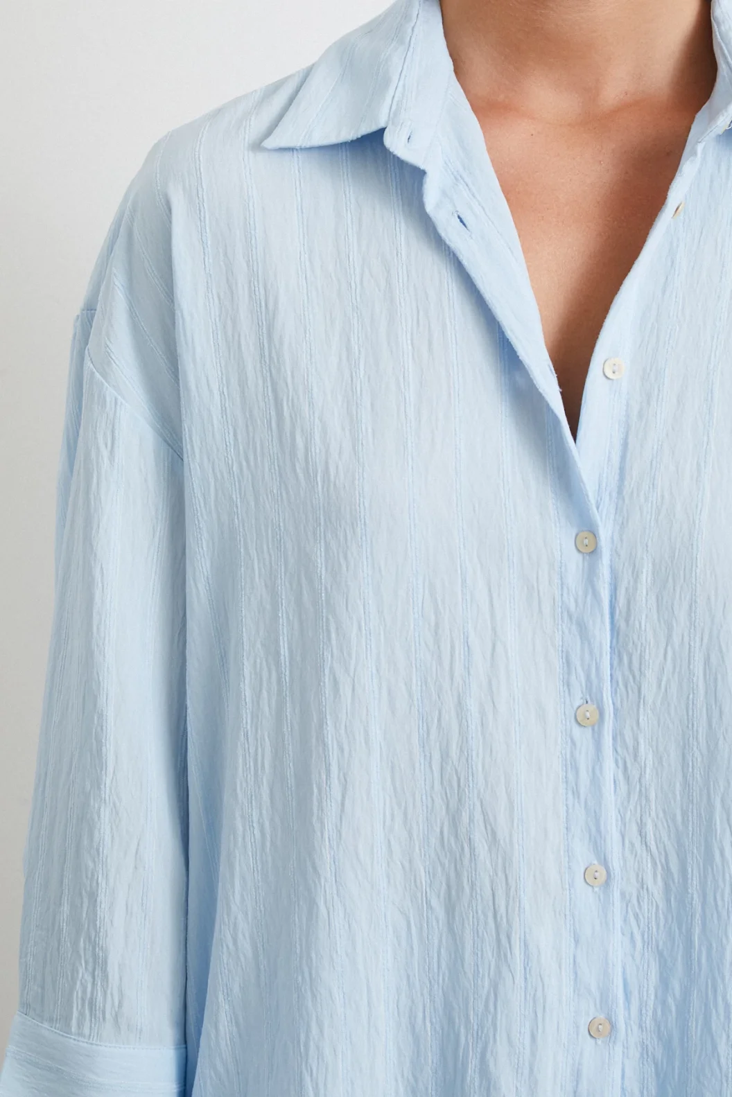 قميص كبير بخطوط بارزة ، لون أزرق