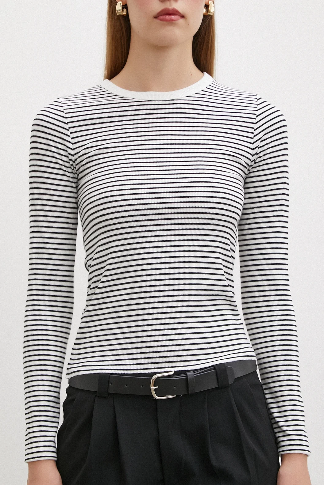 قميص نصف الرقبة بخطوط سميكة باللون الأبيض