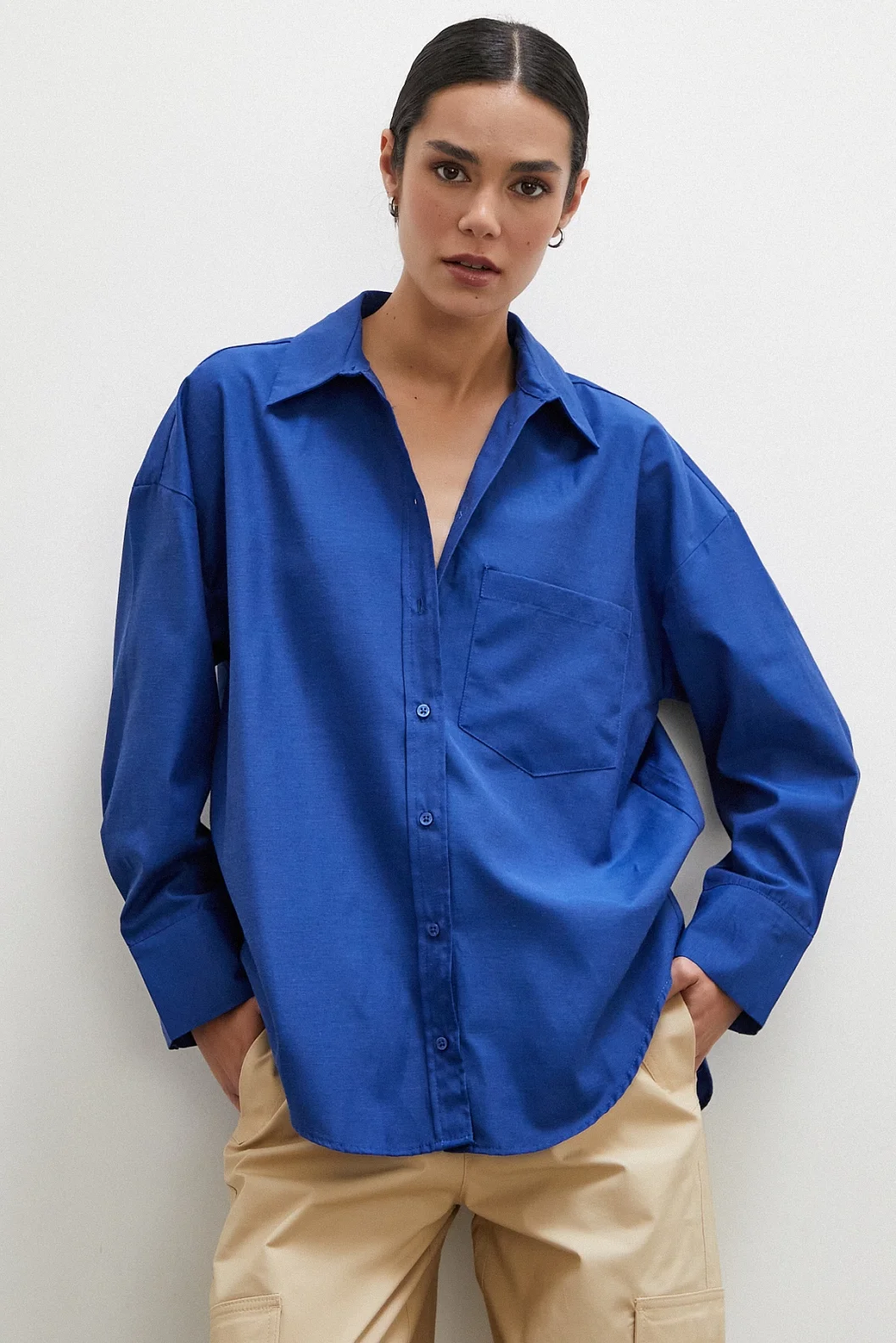 بلوزة بوبلين لونها الأزرق الداكن