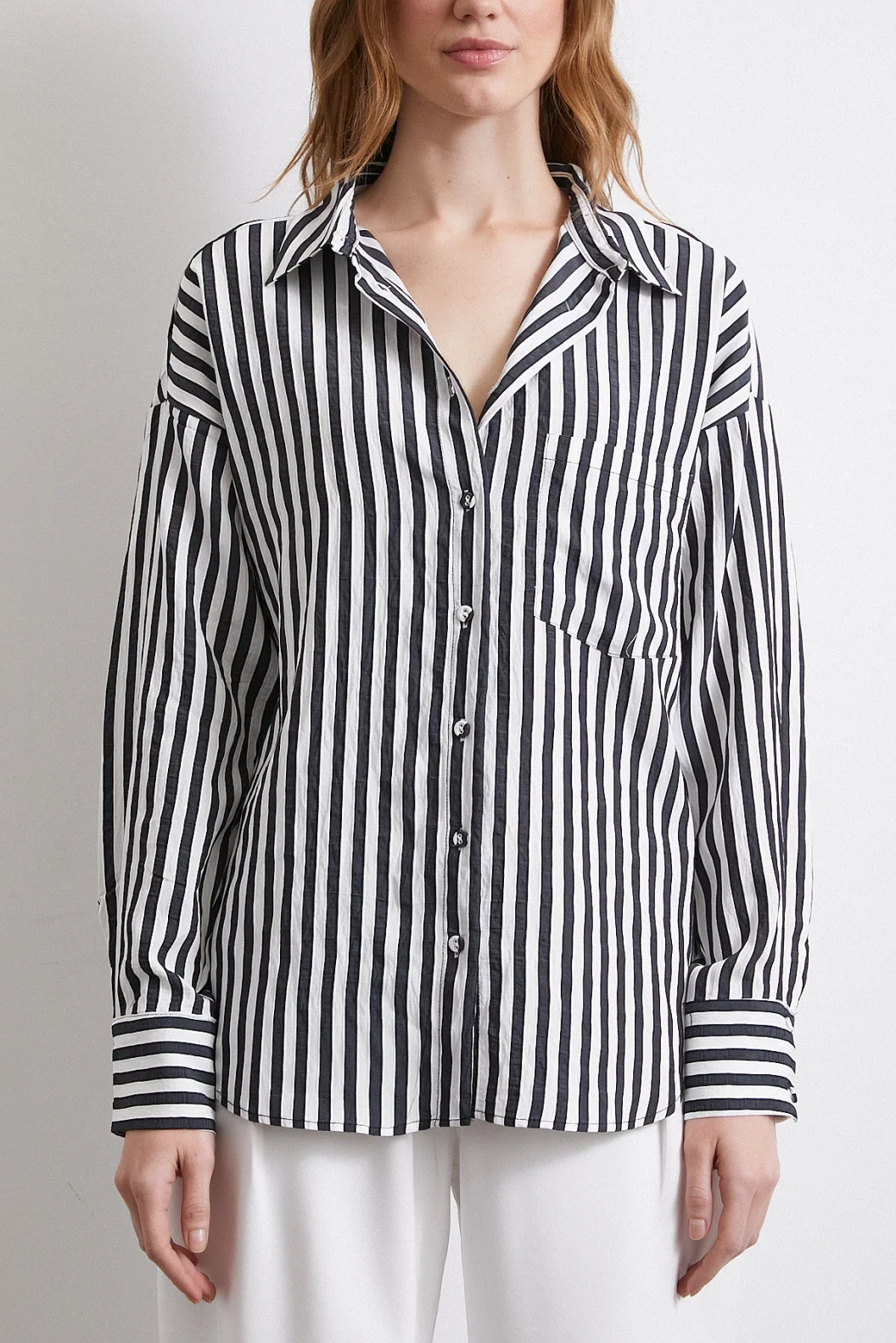 قميص بجيوب متعددة، أسود