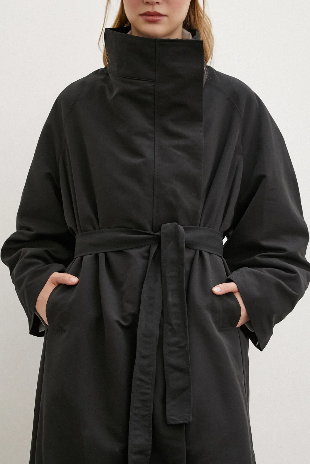 Schwarzer Trenchcoat mit Taschen