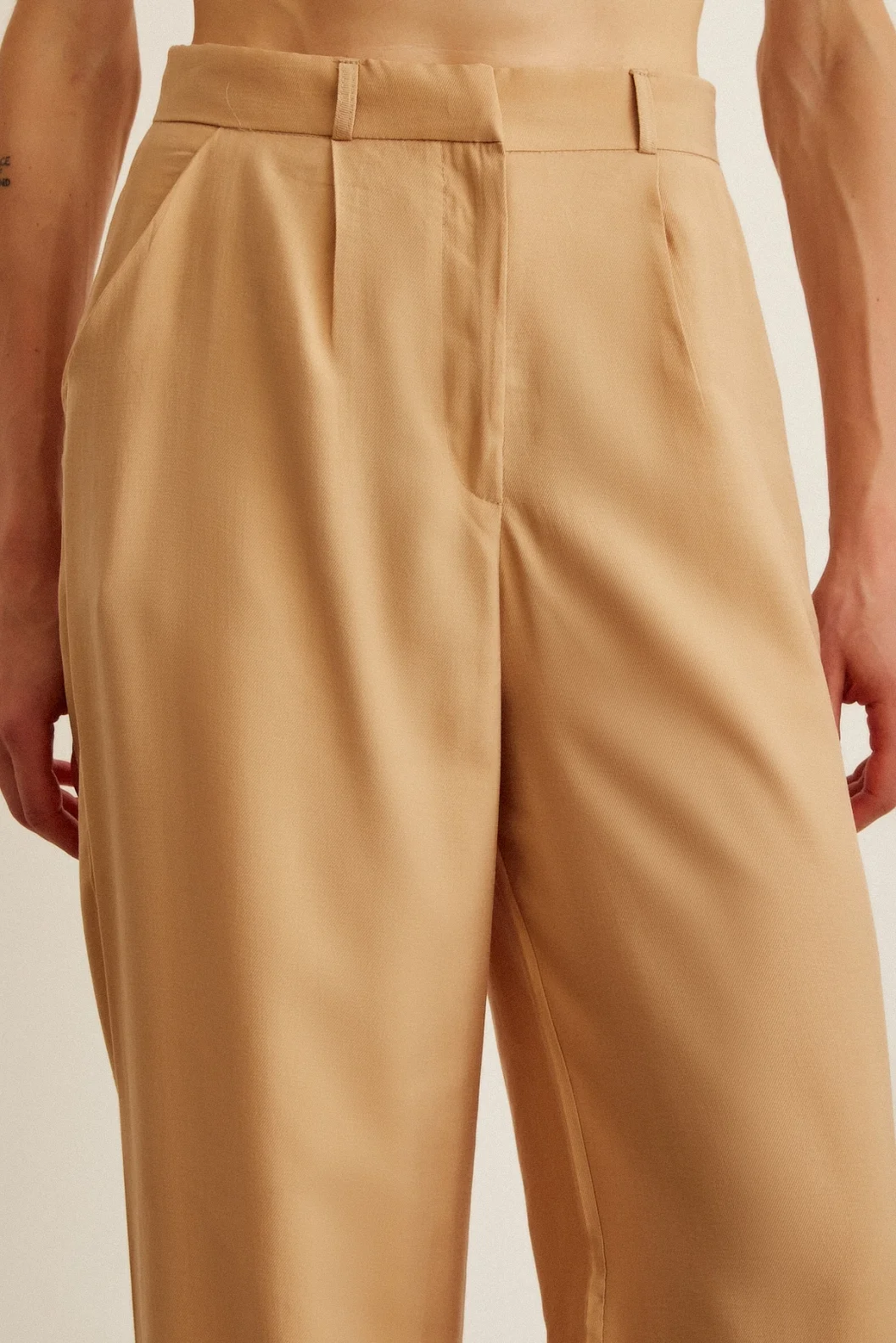 Hoch sitzende Hose mit weitem Beinschnitt in Kamel