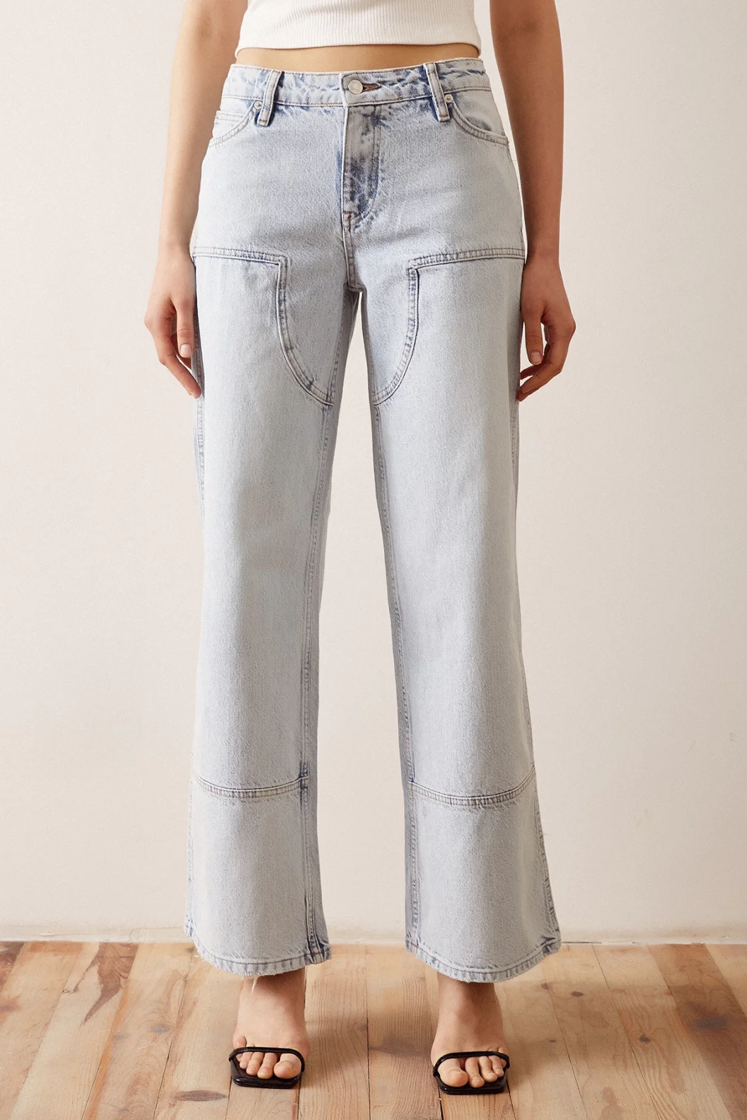 Röhrenförmige lockere Jeans in Eisblau