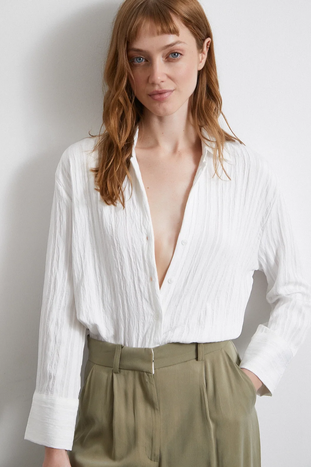 قميص مخطط بأزرار أبيض