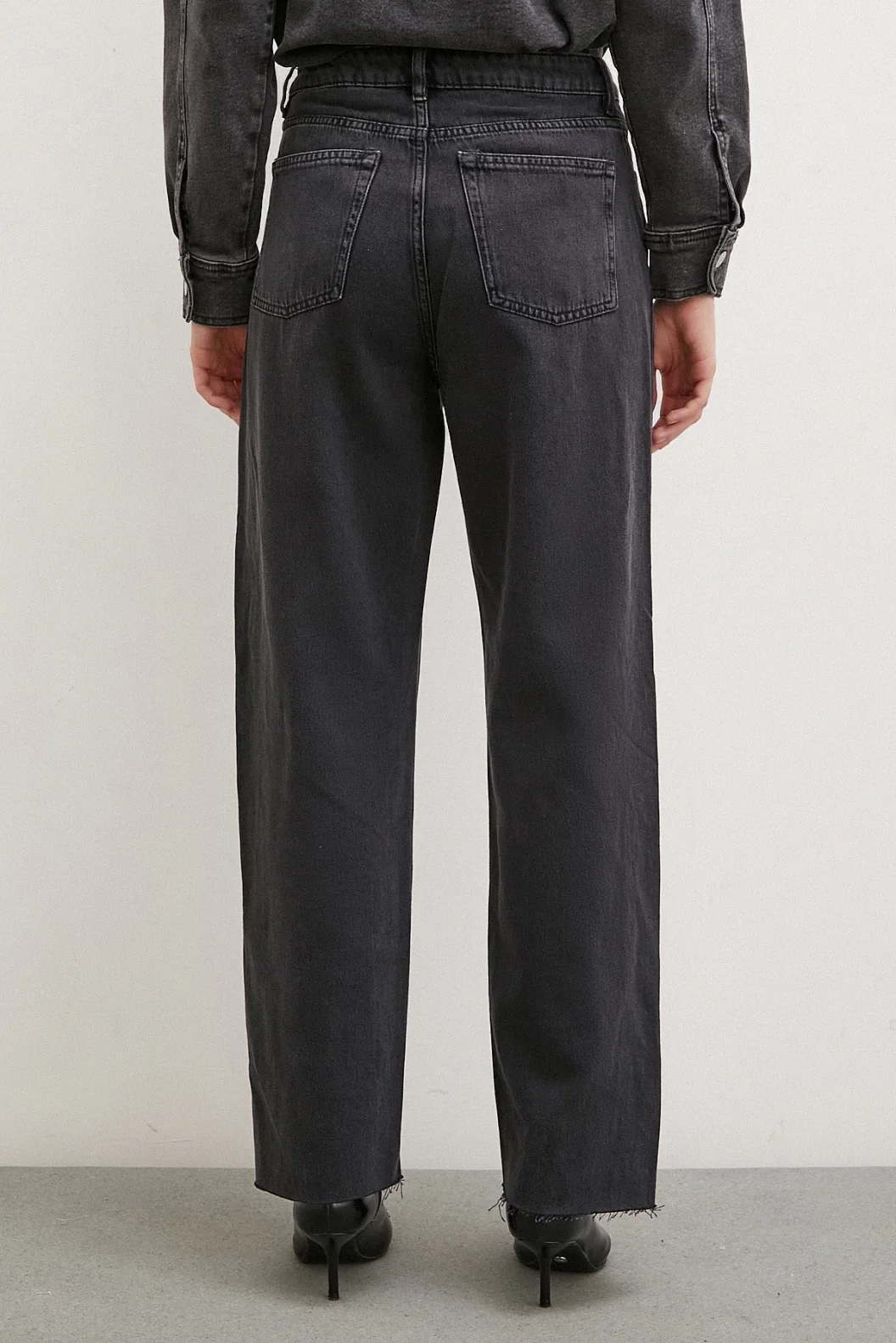 سروال جينز أسود مع خصر عالي وأساور منخفضة