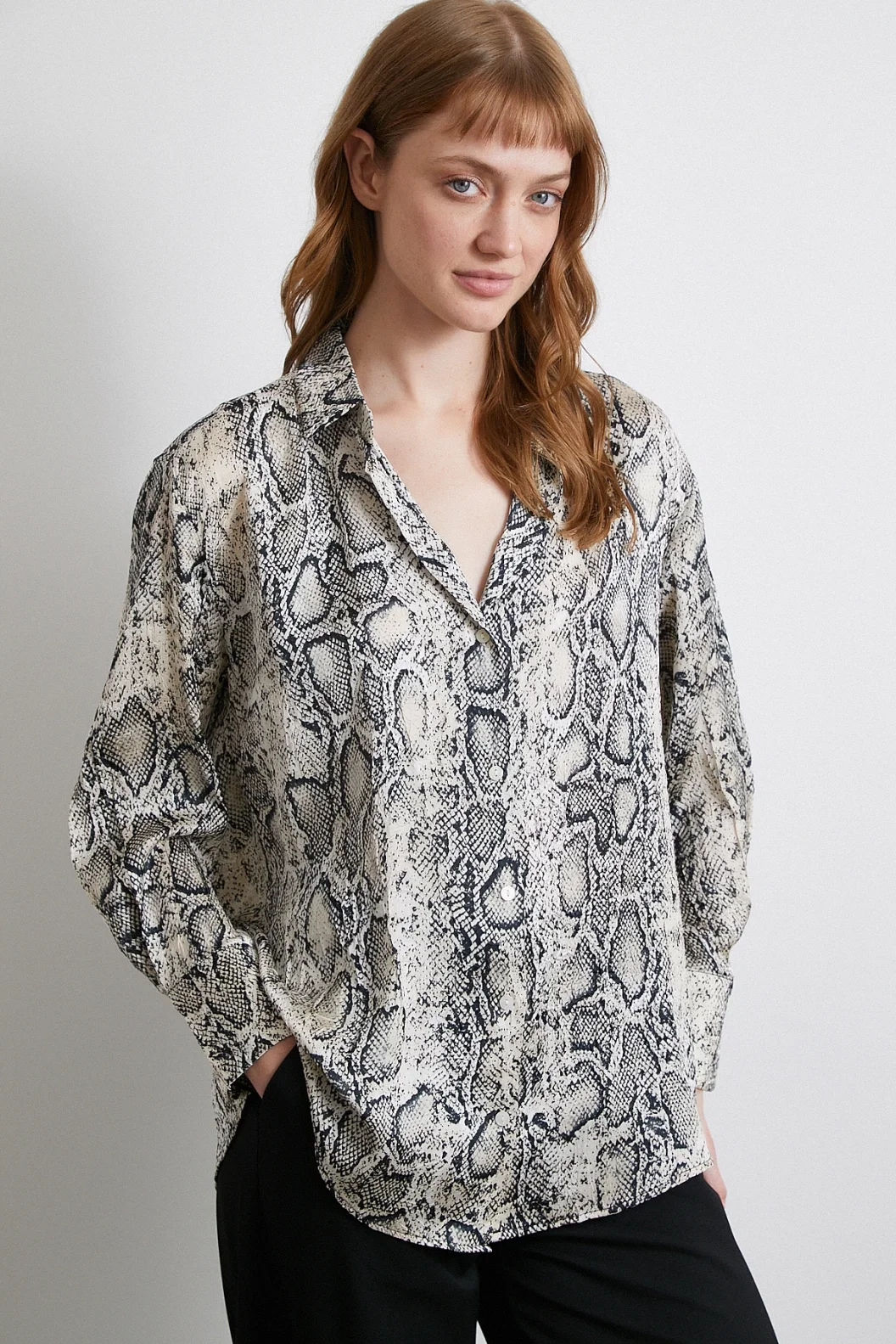 قميص بنقشة ثعبان رمادي