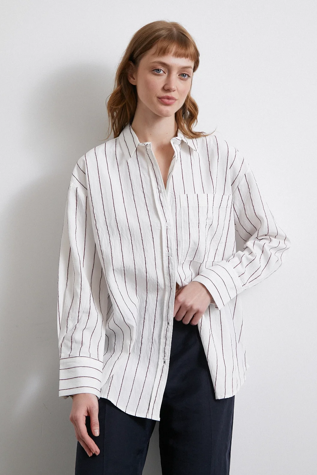 قميص مخطط بجيب واحد باللون الأحمر