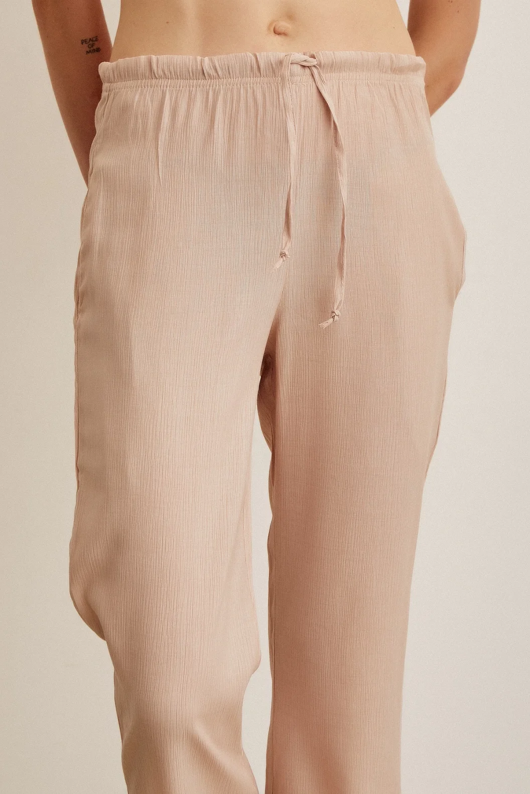 Hoch taillierte Hose mit elastischem Bund in Puderfarbe