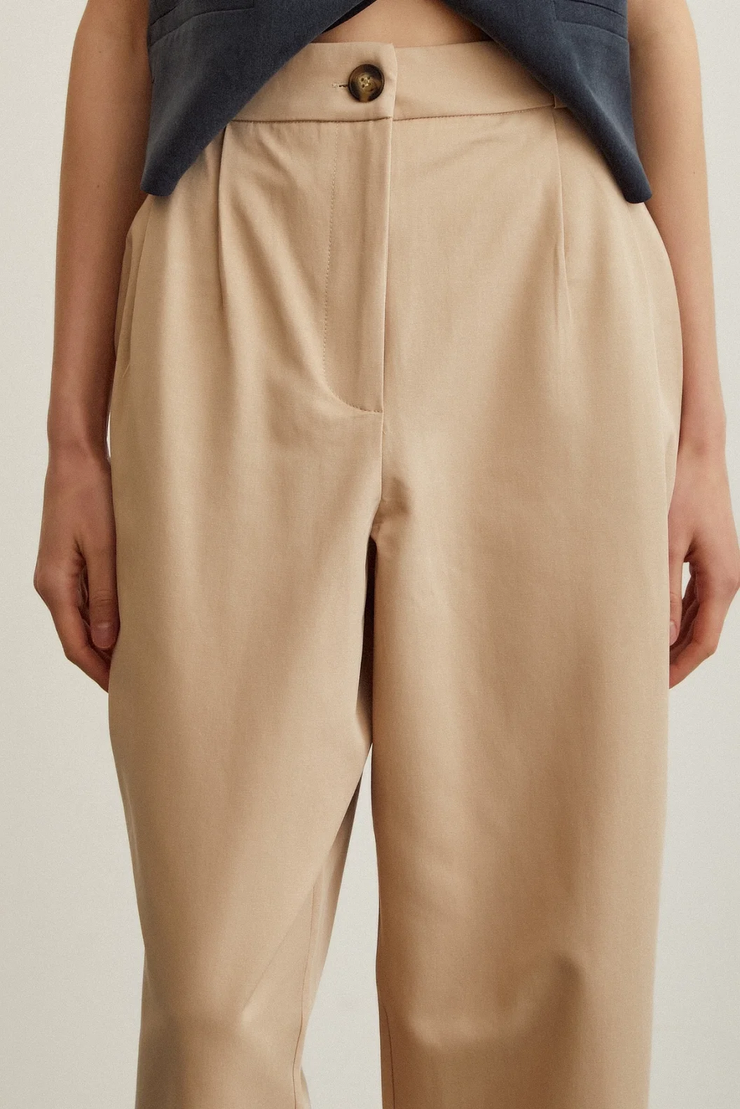 السروال متعدد الجيوب الأمامية بلون البيج