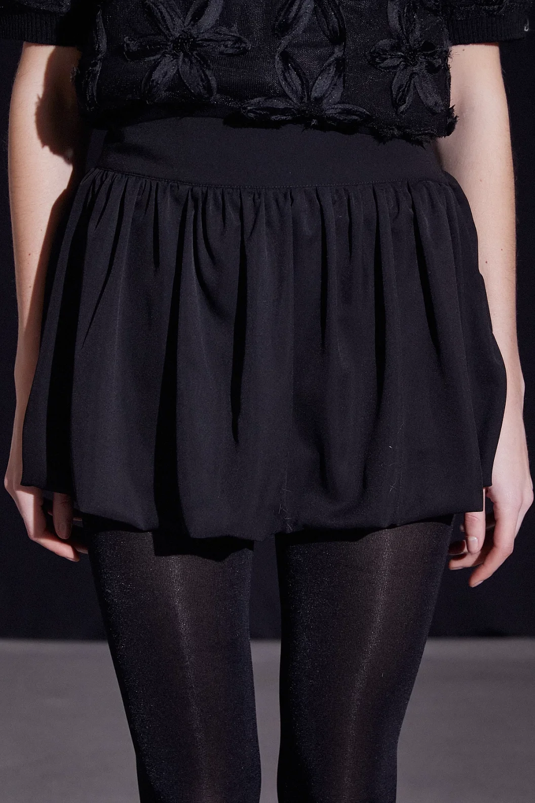 تنورة قصيرة بالون أسود